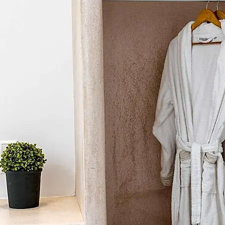 Naxos Ark Lägenhetshotell 3*